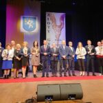 22.11.2019. Jędrzejów. Gala wręczenia "Złotych Gryfów". Na zdjęciu: laureaci Złotych Gryfów oraz Marek Mentel - przew. rady powiatu jędrzejowskiego, Maria Barańska - wicestarosta, Paweł  Faryna - starosta, Marek Bogusławki - członek Zarządu Województwa Świętokrzyskiego / Ewa Pociejowska-Gawęda / Radio Kielce