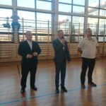 23.11.2019 Jędrzejów. Inauguracja Jędrzejowskiej Ligi Futsalu. na zdjęciu od lewej: Marcin Piszczek - burmistrz Jędrzejowa, Paweł Faryna - starosta jędrzejowski, Michał Stępień - Jędrzejowska Liga Futsalu / Ewa Pociejowska-Gawęda / Radio Kielce