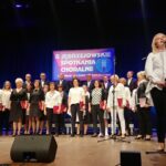 23.11.2019 Jędrzejów. VIII Jędrzejowskie Spotkania Chóralne. Na zdjęciu Jędrzejowski Chór Miejski i Magdalena  Wilczyńska / Ewa Pociejowska-Gawęda / Radio Kielce