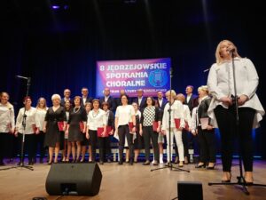 23.11.2019 Jędrzejów. VIII Jędrzejowskie Spotkania Chóralne. Na zdjęciu Jędrzejowski Chór Miejski i Magdalena Wilczyńska / Ewa Pociejowska-Gawęda / Radio Kielce