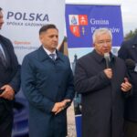 07.11.2019. Piekoszów. Rozpoczęcie budowy 16-kilometrowego odcinka sieci gazowej z Małogoszcza. Na zdjęciu (od lewej): Tomasz Nowosielski - Polska Spółka Gazownictwa Kielce, Radosław Słoniewski - dyrektor Oddziału Zakładu Gazowniczego w Kielcach, Krzysztof Lipiec - poseł PiS i Zbigniew Piątek - wójt Piekoszowa / Wiktor Dziarmaga / Radio Kielce