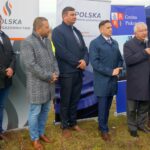 07.11.2019. Piekoszów. Rozpoczęcie budowy 16-kilometrowego odcinka sieci gazowej z Małogoszcza. Na zdjęciu (od lewej): Rafał Głuszak - Polska Spółka Gazownictwa, Paweł Krzanowski - Polska Spółka Gazownictwa, Tomasz Nowosielski - Polska Spółka Gazownictwa Kielce, Radosław Słoniewski - dyrektor Oddziału Zakładu Gazowniczego w Kielcach, Krzysztof Lipiec - poseł PiS i Zbigniew Piątek - wójt Piekoszowa / Wiktor Dziarmaga / Radio Kielce