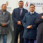 07.11.2019. Piekoszów. Rozpoczęcie budowy 16-kilometrowego odcinka sieci gazowej z Małogoszcza. Na zdjęciu (od lewej): Rafał Głuszak - Polska Spółka Gazownictwa, Paweł Krzanowski - Polska Spółka Gazownictwa, Tomasz Nowosielski - Polska Spółka Gazownictwa Kielce, Radosław Słoniewski - dyrektor Oddziału Zakładu Gazowniczego w Kielcach, Krzysztof Lipiec - poseł PiS / Wiktor Dziarmaga / Radio Kielce