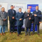 07.11.2019. Piekoszów. Rozpoczęcie budowy 16-kilometrowego odcinka sieci gazowej z Małogoszcza. Na zdjęciu (od lewej): Rafał Głuszak - Polska Spółka Gazownictwa, Paweł Krzanowski - Polska Spółka Gazownictwa, Tomasz Nowosielski - Polska Spółka Gazownictwa Kielce, Radosław Słoniewski - dyrektor Oddziału Zakładu Gazowniczego w Kielcach, Krzysztof Lipiec - poseł PiS, Zbigniew Piątek - wójt Piekoszowa, red. Kamil Markiewicz - TVP3 Kielce / Wiktor Dziarmaga / Radio Kielce