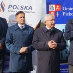 07.11.2019. Piekoszów. Rozpoczęcie budowy 16-kilometrowego odcinka sieci gazowej z Małogoszcza. Na zdjęciu (od lewej): Tomasz Nowosielski - Polska Spółka Gazownictwa Kielce, Radosław Słoniewski - dyrektor Oddziału Zakładu Gazowniczego w Kielcach, Krzysztof Lipiec - poseł PiS i Zbigniew Piątek - wójt Piekoszowa / Wiktor Dziarmaga / Radio Kielce