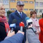 14.11.2019. Zagnańsk. Aktywna sygnalizacja na przejściu dla pieszych. Na zdjęciu (od lewej): Renata Janik - wicemarszałek województwa świętokrzyskiego, Wojciech Ślefarski - wójt Zagnańska, Marzanna Moćko - dyrektor Szkoły Podstawowej w Zagnańsku, Bożena Jacka - radna Gminy Zagnańsk / Wiktor Dziarmaga / Radio Kielce