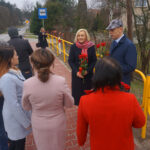 14.11.2019. Zagnańsk. Aktywna sygnalizacja na przejściu dla pieszych. Na zdjęciu (od lewej): Renata Janik - wicemarszałek województwa świętokrzyskiego i Wojciech Ślefarski - wójt Zagnańska / Wiktor Dziarmaga / Radio Kielce