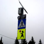 14.11.2019. Zagnańsk. Aktywna sygnalizacja na przejściu dla pieszych / Wiktor Dziarmaga / Radio Kielce