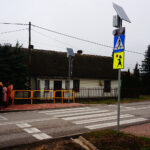 14.11.2019. Zagnańsk. Aktywna sygnalizacja na przejściu dla pieszych / Wiktor Dziarmaga / Radio Kielce