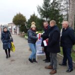 02.11.2019 Jędrzejów. Kwesta na Cmentarzu Klasztornym. Kwestują radni - Paweł Kowalski, Robert Kruk i Andrzej Błaszkiewicz / Ewa Pociejowska-Gawęda / Radio Kielce