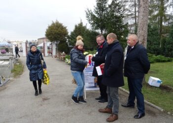 02.11.2019 Jędrzejów. Kwesta na Cmentarzu Klasztornym. Kwestują radni - Paweł Kowalski, Robert Kruk i Andrzej Błaszkiewicz / Ewa Pociejowska-Gawęda / Radio Kielce