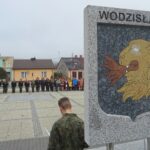 08.11.2019. Wodzisław. Wspólne śpiewanie hymnu narodowego / Ewa Pociejowska-Gawęda / Radio Kielce