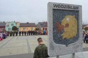 08.11.2019. Wodzisław. Wspólne śpiewanie hymnu narodowego / Ewa Pociejowska-Gawęda / Radio Kielce