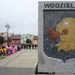 08.11.2019. Wodzisław. Wspólne śpiewanie hymnu narodowego / Ewa Pociejowska-Gawęda / Radio Kielce