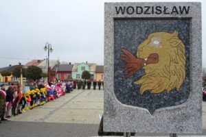 08.11.2019. Wodzisław. Wspólne śpiewanie hymnu narodowego / Ewa Pociejowska-Gawęda / Radio Kielce
