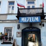 11.11.2019 Jędrzejów. Muzeum im. Przypkowskich. Złożenie kwiatów przed tablicą upamiętniającą pobyt Józefa Piłsudskiego / Ewa Pociejowska-Gawęda / Radio Kielce