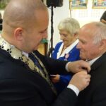 25.11.2019. Jędrzejów. Złote Gody. Na zdjęciu (od lewej): Marcin Piszczek - burmistrz Jędrzejowa, Henryka Koniusz i Mieczysław Koniusz / Ewa Pociejowska-Gawęda / Radio Kielce