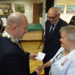 25.11.2019. Jędrzejów. Złote Gody. Na zdjęciu (od lewej): Marcin Piszczek - burmistrz Jędrzejowa, Ferdynand Krawczyk i Czesława Krawczyk / Ewa Pociejowska-Gawęda / Radio Kielce