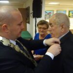 25.11.2019. Jędrzejów. Złote Gody. Na zdjęciu (od lewej): Marcin Piszczek - burmistrz Jędrzejowa, Janina Słoma i Władysława Słoma / Ewa Pociejowska-Gawęda / Radio Kielce