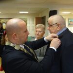 25.11.2019. Jędrzejów. Złote Gody. Na zdjęciu (od lewej): Marcin Piszczek - burmistrz Jędrzejowa, Barbara Tomaszewska i Witold Tomaszewski / Ewa Pociejowska-Gawęda / Radio Kielce