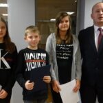 27.11.2019. Jędrzejów. Rozstrzygnięcie konkursu „Zbiórka surowców wtórnych”. Na zdjęciu (z prawej): Marcin Piszczek - burmistrz Jędrzejowa wraz z laureatami / Ewa Pociejowska-Gawęda / Radio Kielce