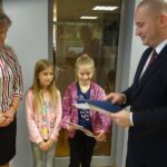 27.11.2019. Jędrzejów. Rozstrzygnięcie konkursu „Zbiórka surowców wtórnych”. Na zdjęciu (z prawej): Marcin Piszczek - burmistrz Jędrzejowa wręcza nagrody laureatom / Ewa Pociejowska-Gawęda / Radio Kielce