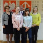 27.11.2019. Jędrzejów. Rozstrzygnięcie konkursu „Zbiórka surowców wtórnych”. Na zdjęciu: Marcin Piszczek - burmistrz Jędrzejowa wraz z laureatami / Ewa Pociejowska-Gawęda / Radio Kielce