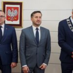 19.11.2019. Kielce. Wręczenia medali za długoletnie pożycie małżeńskie. Na zdjęciu (od lewej): Arkadiusz Kubiec - wiceprezydent Kielc, Kamil Suchański - przewodniczący Rady Miasta Kielce i Bogdan Wenta - prezydent Kielc / Piotr Kwaśniewski / Radio Kielce