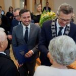 19.11.2019. Kielce. Wręczenia medali za długoletnie pożycie małżeńskie. Na zdjęciu (od lewej): Kamil Suchański - przewodniczący Rady Miasta Kielce i Bogdan Wenta - prezydent Kielc / Piotr Kwaśniewski / Radio Kielce