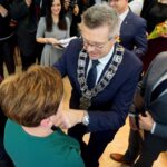 19.11.2019. Kielce. Wręczenia medali za długoletnie pożycie małżeńskie. Na zdjęciu (od lewej): Bogdan Wenta - prezydent Kielc i Kamil Suchański - przewodniczący Rady Miasta Kielce / Piotr Kwaśniewski / Radio Kielce