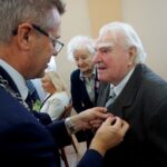 19.11.2019. Kielce. Wręczenia medali za długoletnie pożycie małżeńskie. Na zdjęciu (od lewej): Bogdan Wenta - prezydent Kielc, Zenoida Gawron i Paweł Gawron / Piotr Kwaśniewski / Radio Kielce