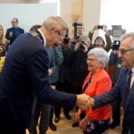 19.11.2019. Kielce. Wręczenia medali za długoletnie pożycie małżeńskie. Na zdjęciu (od lewej): Bogdan Wenta - prezydent Kielc, Wanda Jopkiewicz i Andrzej Jopkiewicz / Piotr Kwaśniewski / Radio Kielce