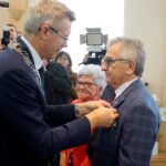 19.11.2019. Kielce. Wręczenia medali za długoletnie pożycie małżeńskie. Na zdjęciu (od lewej):Kamil Suchański - przewodniczący Rady Miasta Kielc, Bogdan Wenta - prezydent Kielc, Wanda Jopkiewicz i Andrzej Jopkiewicz / Piotr Kwaśniewski / Radio Kielce