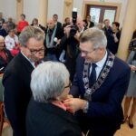 19.11.2019. Kielce. Wręczenia medali za długoletnie pożycie małżeńskie. Na zdjęciu (od lewej): Zenon Kopyciński, Renata Kopycińska i Bogdan Wenta - prezydent Kielc / Piotr Kwaśniewski / Radio Kielce