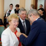19.11.2019. Kielce. Wręczenia medali za długoletnie pożycie małżeńskie. Na zdjęciu (od lewej): Stanisława Zebrzowska, Henryk Zebrzowski i Bogdan Wenta - prezydent Kielc / Piotr Kwaśniewski / Radio Kielce
