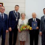 19.11.2019. Kielce. Wręczenia medali za długoletnie pożycie małżeńskie. Na zdjęciu (od lewej): Arkadiusz Kubiec - wiceprezydent Kielc, Bogdan Wenta - prezydent Kielc, Teresa Barycka, Stanisław Barycki i Kamil Suchański - przewodniczący Rady Miasta Kielce / Piotr Kwaśniewski / Radio Kielce