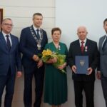 19.11.2019. Kielce. Wręczenia medali za długoletnie pożycie małżeńskie. Na zdjęciu (od lewej): Arkadiusz Kubiec - wiceprezydent Kielc, Bogdan Wenta - prezydent Kielc, Elżbieta Boruń i Józef Boruń i Kamil Suchański - przewodniczący Rady Miasta Kielce / Piotr Kwaśniewski / Radio Kielce