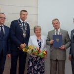 19.11.2019. Kielce. Wręczenia medali za długoletnie pożycie małżeńskie. Na zdjęciu (od lewej): Arkadiusz Kubiec - wiceprezydent Kielc, Bogdan Wenta - prezydent Kielc, Stanisław Brzozowski, Maria Brzozowska i Kamil Suchański - przewodniczący Rady Miasta Kielce / Piotr Kwaśniewski / Radio Kielce