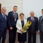 19.11.2019. Kielce. Wręczenia medali za długoletnie pożycie małżeńskie. Na zdjęciu (od lewej): Arkadiusz Kubiec - wiceprezydent Kielc, Bogdan Wenta - prezydent Kielc, Elżbieta Buszko, Ryszard Buszko i Kamil Suchański - przewodniczący Rady Miasta Kielce / Piotr Kwaśniewski / Radio Kielce