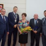 19.11.2019. Kielce. Wręczenia medali za długoletnie pożycie małżeńskie. Na zdjęciu (od lewej): Arkadiusz Kubiec - wiceprezydent Kielc, Bogdan Wenta - prezydent Kielc, Zofia Dufaj, Marian Dufaj i Kamil Suchański - przewodniczący Rady Miasta Kielce / Piotr Kwaśniewski / Radio Kielce