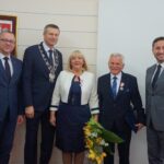 19.11.2019. Kielce. Wręczenia medali za długoletnie pożycie małżeńskie. Na zdjęciu (od lewej): Arkadiusz Kubiec - wiceprezydent Kielc, Bogdan Wenta - prezydent Kielc, Barbara Ferens, Tomasz Ferens i Kamil Suchański - przewodniczący Rady Miasta Kielce / Piotr Kwaśniewski / Radio Kielce