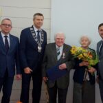 19.11.2019. Kielce. Wręczenia medali za długoletnie pożycie małżeńskie. Na zdjęciu (od lewej): Arkadiusz Kubiec - wiceprezydent Kielc, Bogdan Wenta - prezydent Kielc, Paweł Gawron, Zenoida Gawron i Kamil Suchański - przewodniczący Rady Miasta Kielce / Piotr Kwaśniewski / Radio Kielce