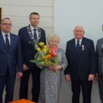 19.11.2019. Kielce. Wręczenia medali za długoletnie pożycie małżeńskie. Na zdjęciu (od lewej): Arkadiusz Kubiec - wiceprezydent Kielc, Bogdan Wenta - prezydent Kielc, Wanda Hernik, Jan Hernik i Kamil Suchański - przewodniczący Rady Miasta Kielce / Piotr Kwaśniewski / Radio Kielce