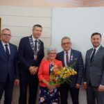 19.11.2019. Kielce. Wręczenia medali za długoletnie pożycie małżeńskie. Na zdjęciu (od lewej): Arkadiusz Kubiec - wiceprezydent Kielc, Bogdan Wenta - prezydent Kielc, Wanda Jopkiewicz, Andrzej Jopkiewicz i Kamil Suchański - przewodniczący Rady Miasta Kielce / Piotr Kwaśniewski / Radio Kielce