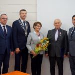 19.11.2019. Kielce. Wręczenia medali za długoletnie pożycie małżeńskie. Na zdjęciu (od lewej): Arkadiusz Kubiec - wiceprezydent Kielc, Bogdan Wenta - prezydent Kielc, Jadwiga Kalecińska, Edward Kaleciński i Kamil Suchański - przewodniczący Rady Miasta Kielce / Piotr Kwaśniewski / Radio Kielce