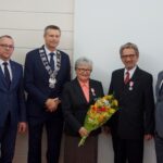 19.11.2019. Kielce. Wręczenia medali za długoletnie pożycie małżeńskie. Na zdjęciu (od lewej): Arkadiusz Kubiec - wiceprezydent Kielc, Bogdan Wenta - prezydent Kielc, Renata Kopycińska, Zenon Kopyciński i Kamil Suchański - przewodniczący Rady Miasta Kielce / Piotr Kwaśniewski / Radio Kielce