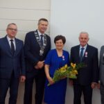 19.11.2019. Kielce. Wręczenia medali za długoletnie pożycie małżeńskie. Na zdjęciu (od lewej): Arkadiusz Kubiec - wiceprezydent Kielc, Bogdan Wenta - prezydent Kielc, Krystyna Lasota, Jerzy Lasota i Kamil Suchański - przewodniczący Rady Miasta Kielce / Piotr Kwaśniewski / Radio Kielce