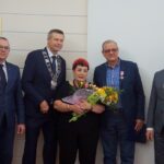 19.11.2019. Kielce. Wręczenia medali za długoletnie pożycie małżeńskie. Na zdjęciu (od lewej): Arkadiusz Kubiec - wiceprezydent Kielc, Bogdan Wenta - prezydent Kielc, Anna Łatasiewicz, Grzegorz Łatasiewicz i Kamil Suchański - przewodniczący Rady Miasta Kielce / Piotr Kwaśniewski / Radio Kielce