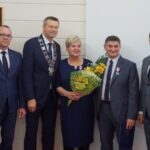 19.11.2019. Kielce. Wręczenia medali za długoletnie pożycie małżeńskie. Na zdjęciu (od lewej): Arkadiusz Kubiec - wiceprezydent Kielc, Bogdan Wenta - prezydent Kielc, Zofia Małek, Tadeusz Małek i Kamil Suchański - przewodniczący Rady Miasta Kielce / Piotr Kwaśniewski / Radio Kielce