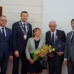 19.11.2019. Kielce. Wręczenia medali za długoletnie pożycie małżeńskie. Na zdjęciu (od lewej): Arkadiusz Kubiec - wiceprezydent Kielc, Bogdan Wenta - prezydent Kielc, Krystyna Miszczyk, Józef Miszczyk i Kamil Suchański - przewodniczący Rady Miasta Kielce / Piotr Kwaśniewski / Radio Kielce